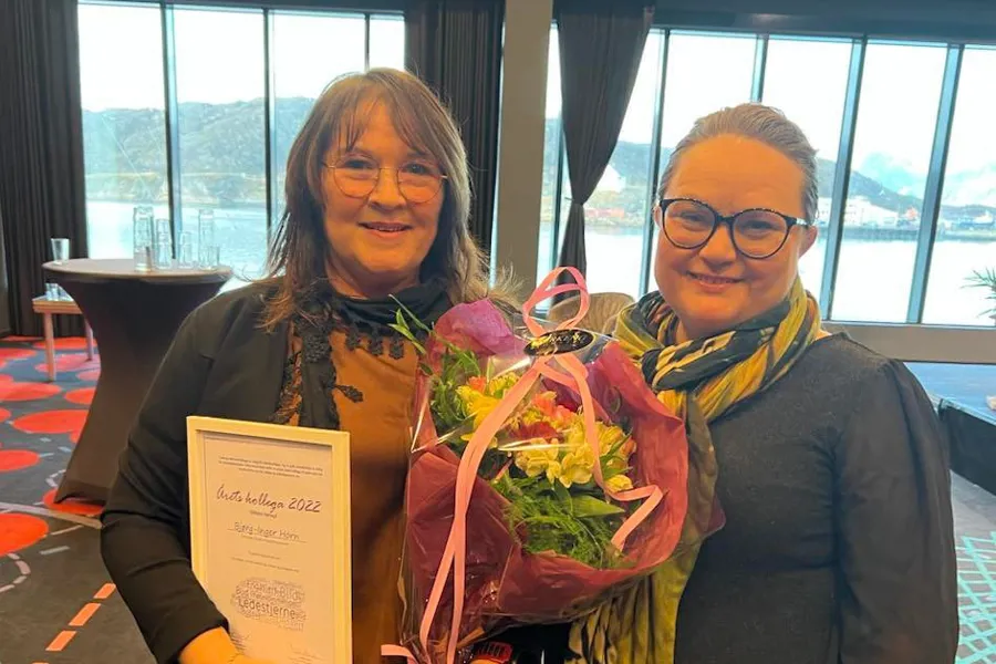 Bjørg-Inger Horn fikk utdelt prisen Årets kollega 2022 av HR-direktør Anita Mentzoni-Einarsen