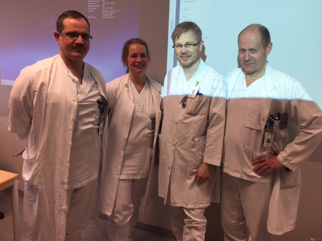 En gruppe mennesker iført laboratoriefrakker