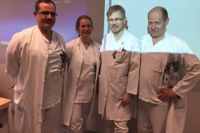 En gruppe mennesker iført laboratoriefrakker