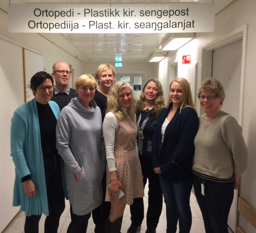 En gruppe mennesker som poserer for et bilde