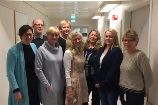 En gruppe mennesker som poserer for et bilde