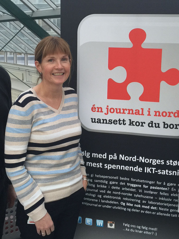 En person som står ved siden av et skilt