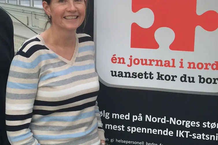 En person som står ved siden av et skilt