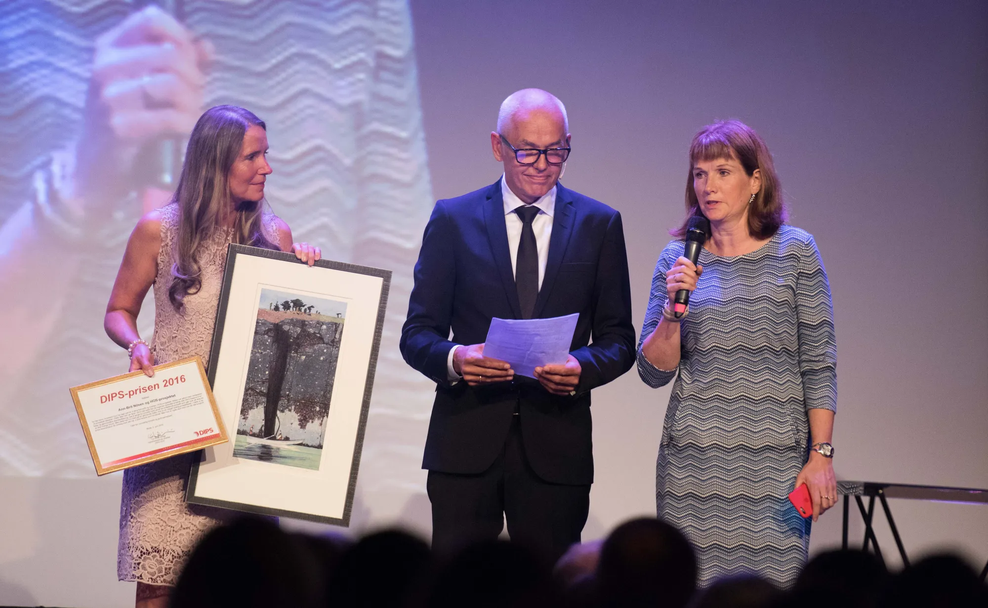 En mann og en kvinne som holder en mikrofon og et papir
