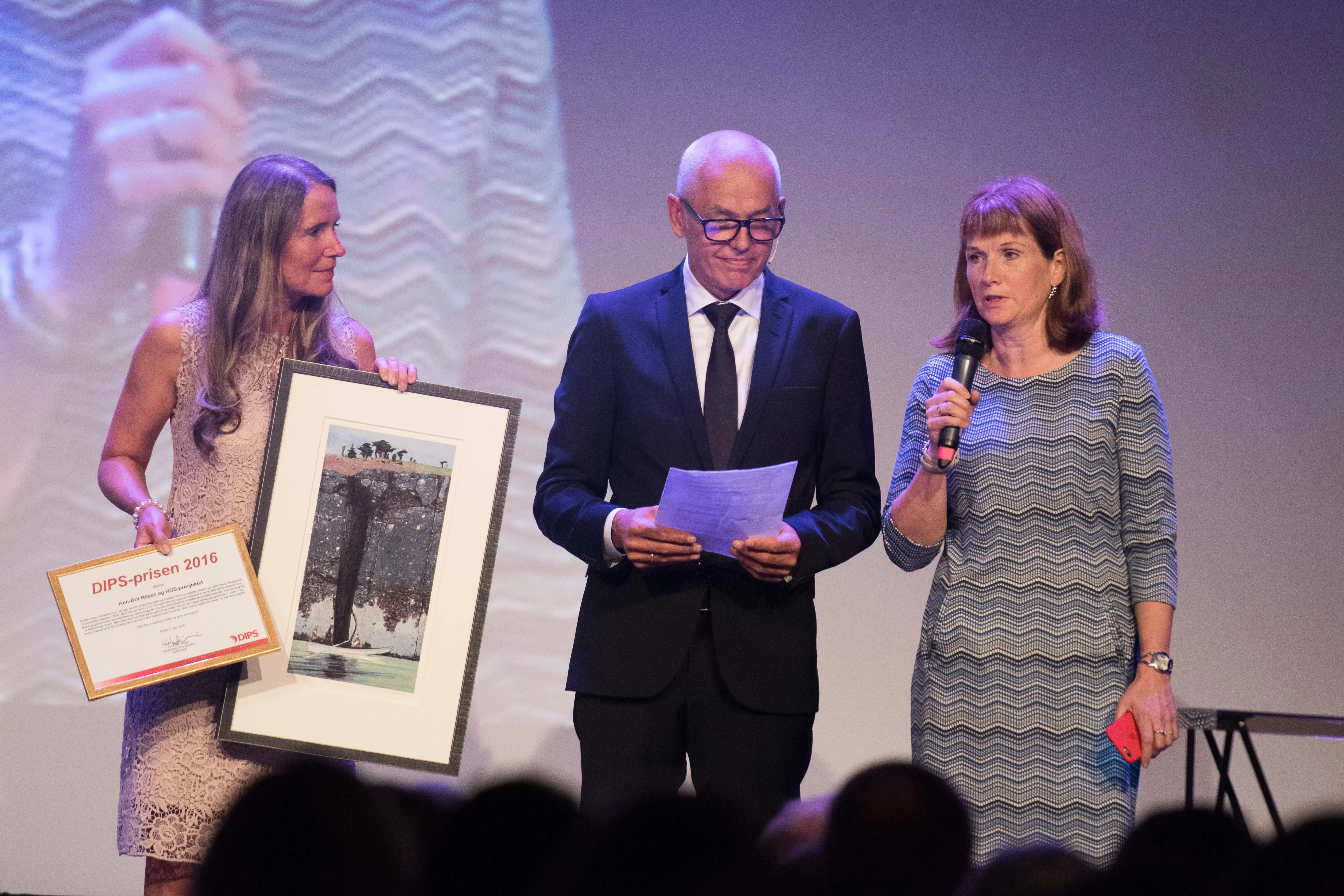 En mann og en kvinne som holder en mikrofon og et papir