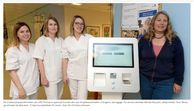 En gruppe kvinner som står ved siden av en datamaskin