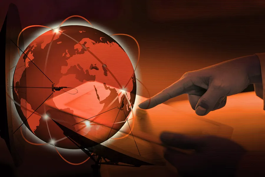 En hånd som holder et glødende lys