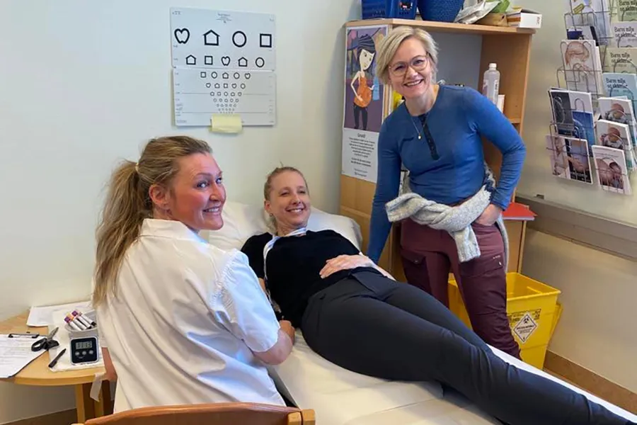 Helse- og omsorgsminister Ingvild Kjerkol deltok under sertifiseringen av verdens nordligste vandrende blodbank på Svalbard.