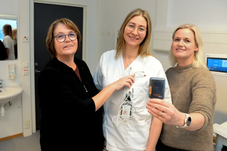 En gruppe kvinner som poserer for et bilde