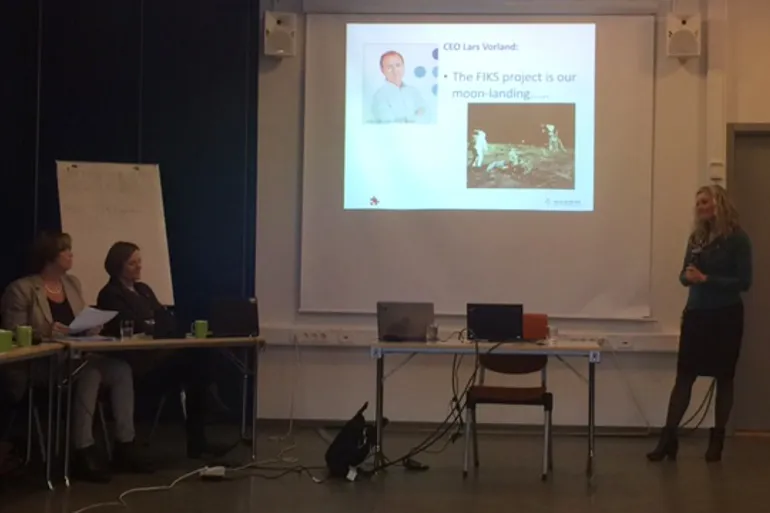 En person som står foran en projektorskjerm