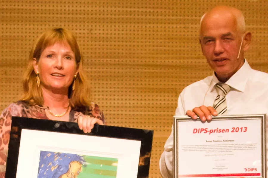 En mann og en kvinne som holder et skilt