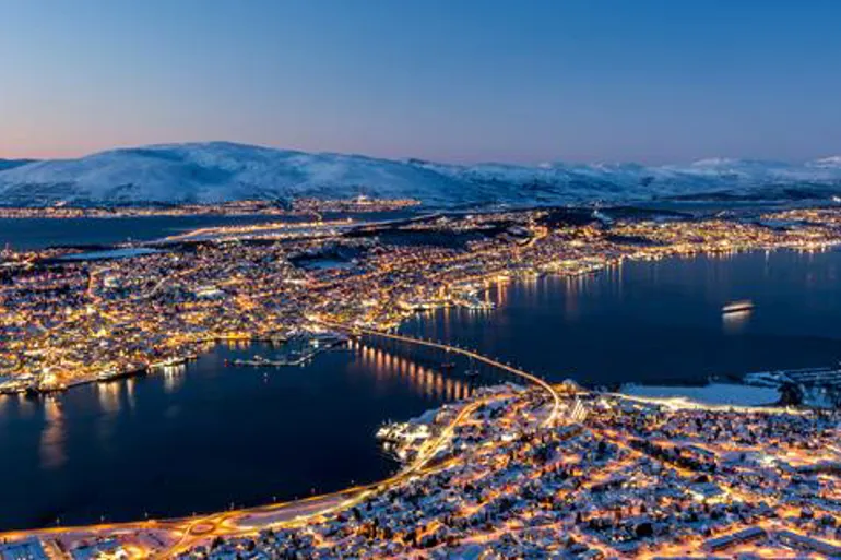 Tromsø by, natt, oversiktsbilde, vinter