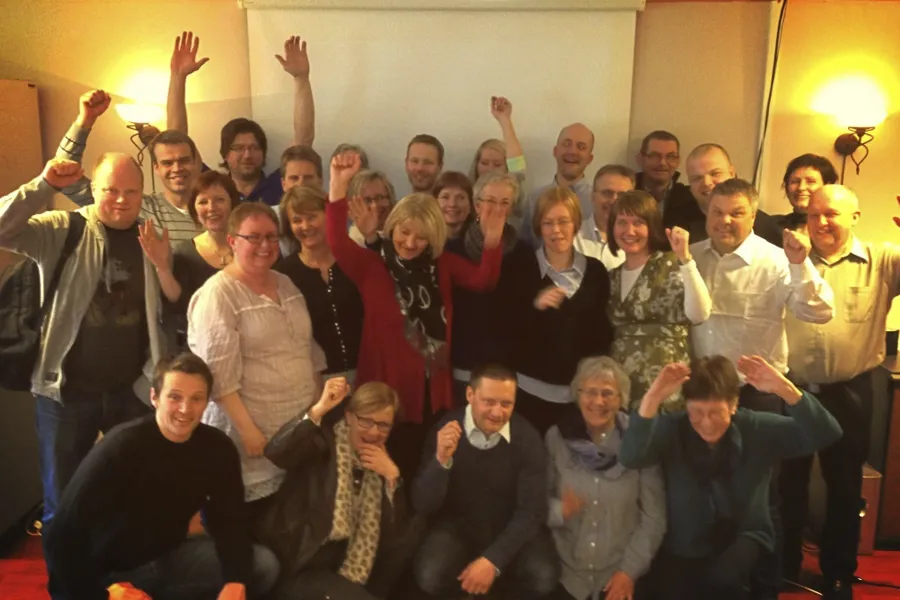 En gruppe mennesker som poserer for et bilde