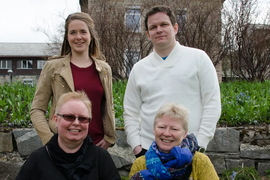 En gruppe mennesker som poserer for et bilde