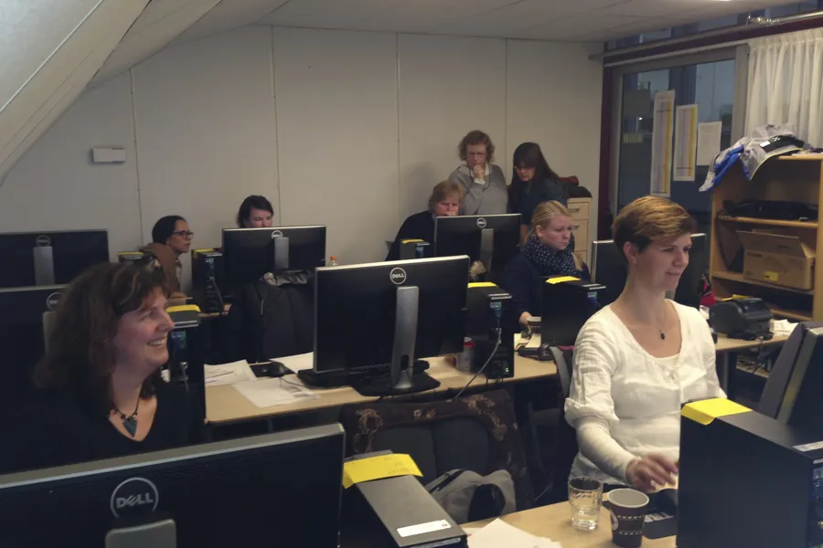 En gruppe mennesker på et kontor