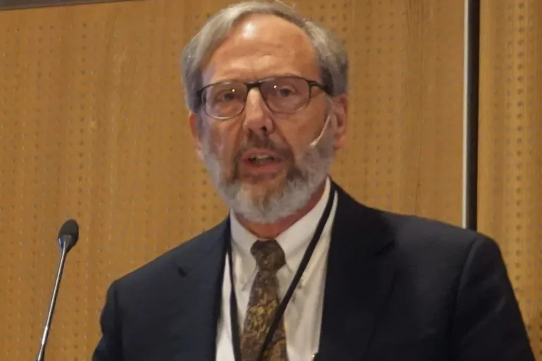 David Goodman, taler på en scene