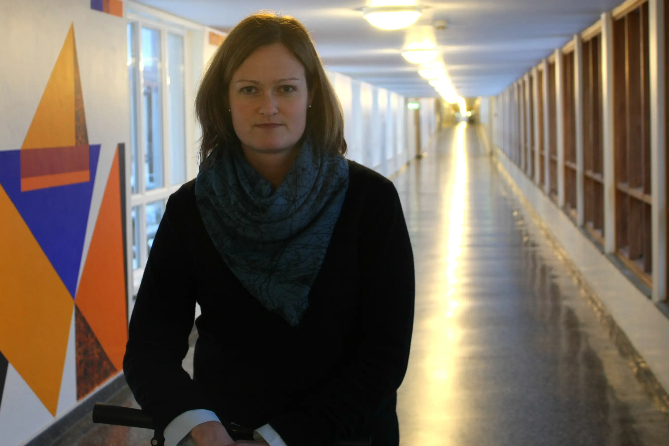 En person som sitter på en benk
