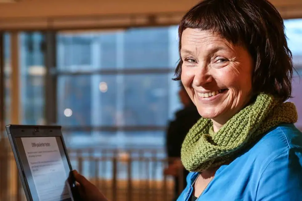 En person som holder en tablett