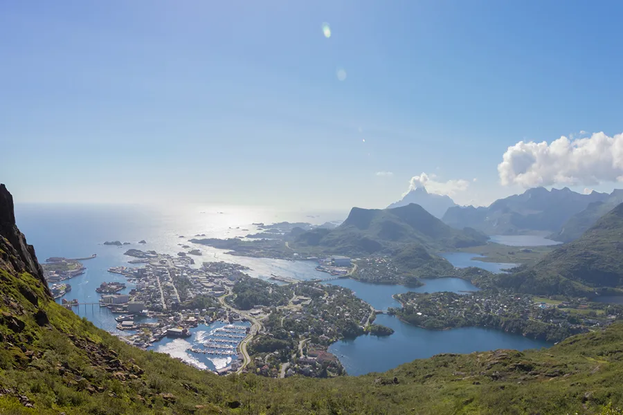 En elv som renner gjennom en dal