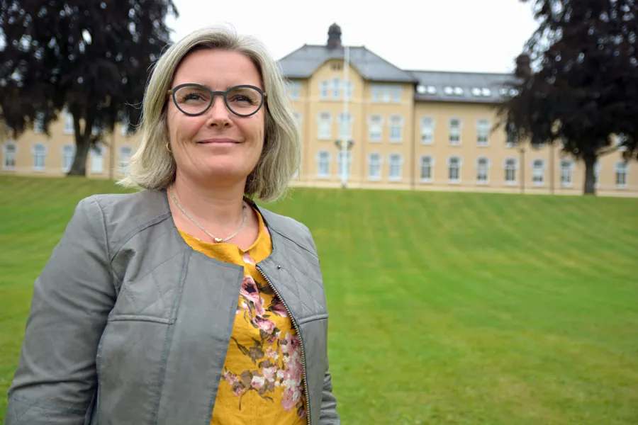 En person som bruker briller