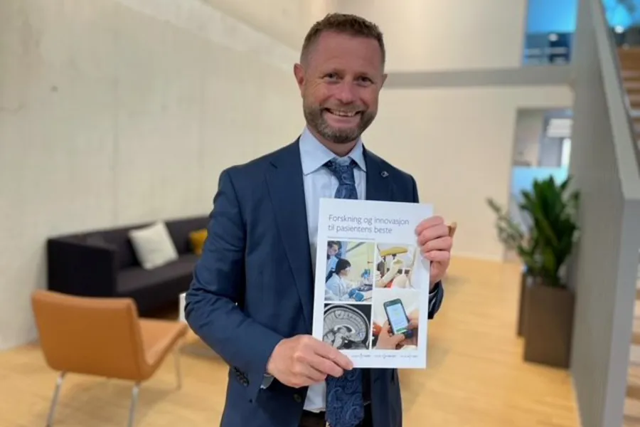 En mann som holder en bok