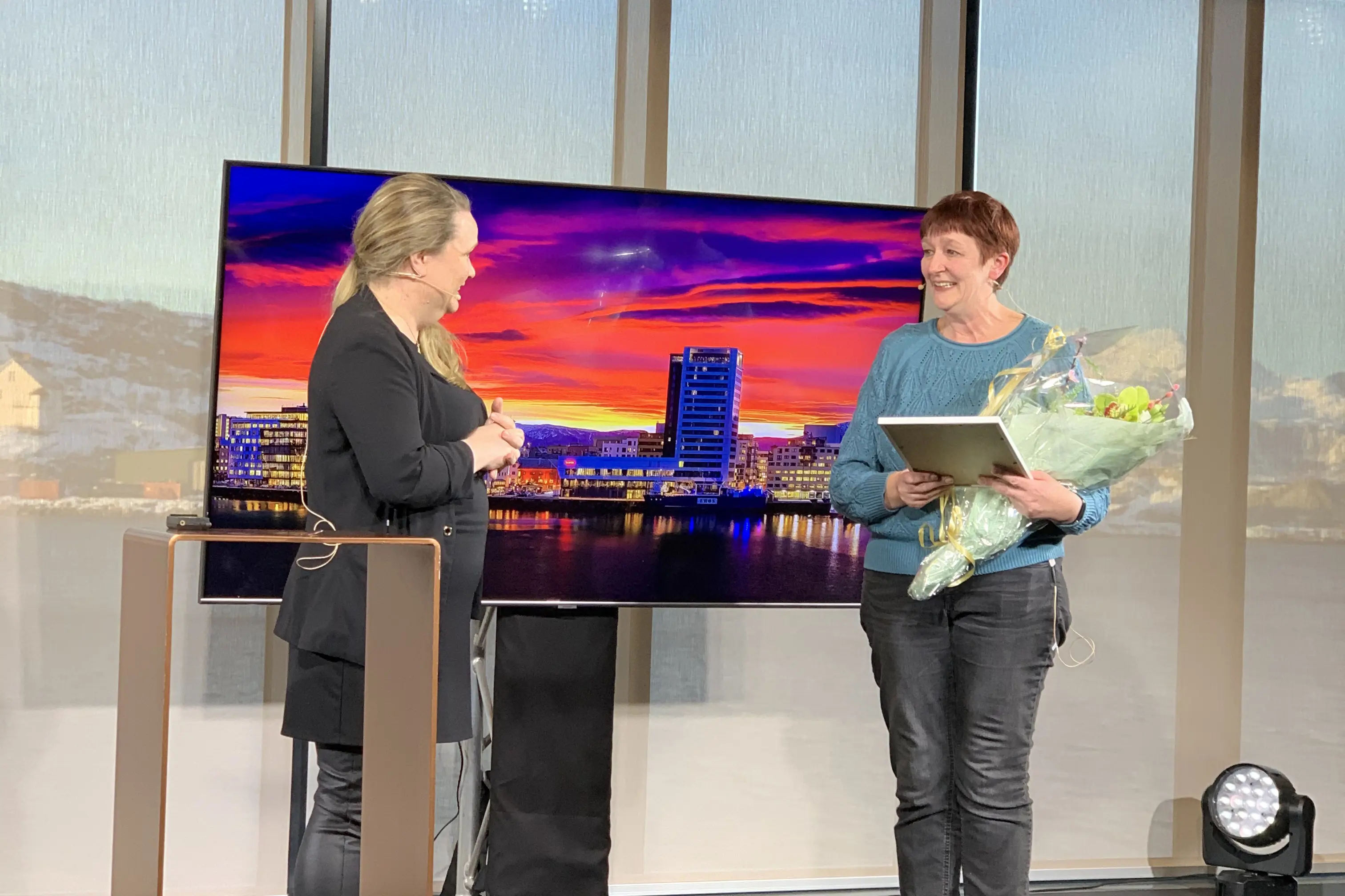 Sissel Pedersen fikk prisen Årets kollega fra Anita Mentzoni-Einarsen, HR-sjef i Helse Nord RHF.