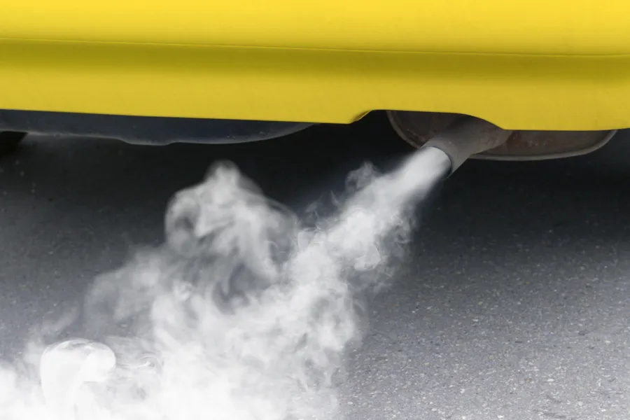 Eksos fra bil. Illustrasjonsfoto: Colourbox