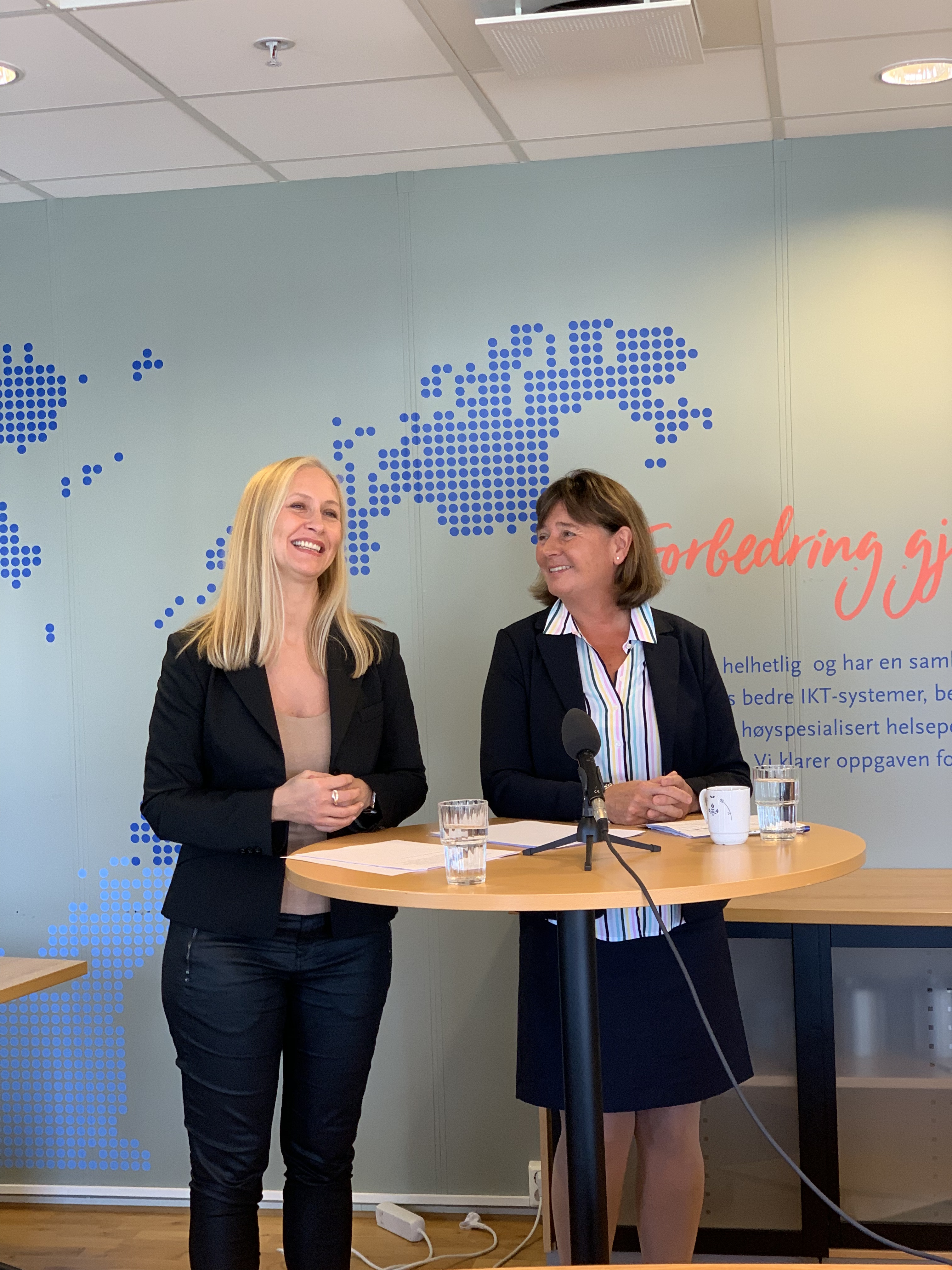 Styreleder i Helse Nord, Renate Larsen (t.v.) hadde i dag gleden av å presentere Cecilie Daae som ny direktør i Helse Nord RHF 