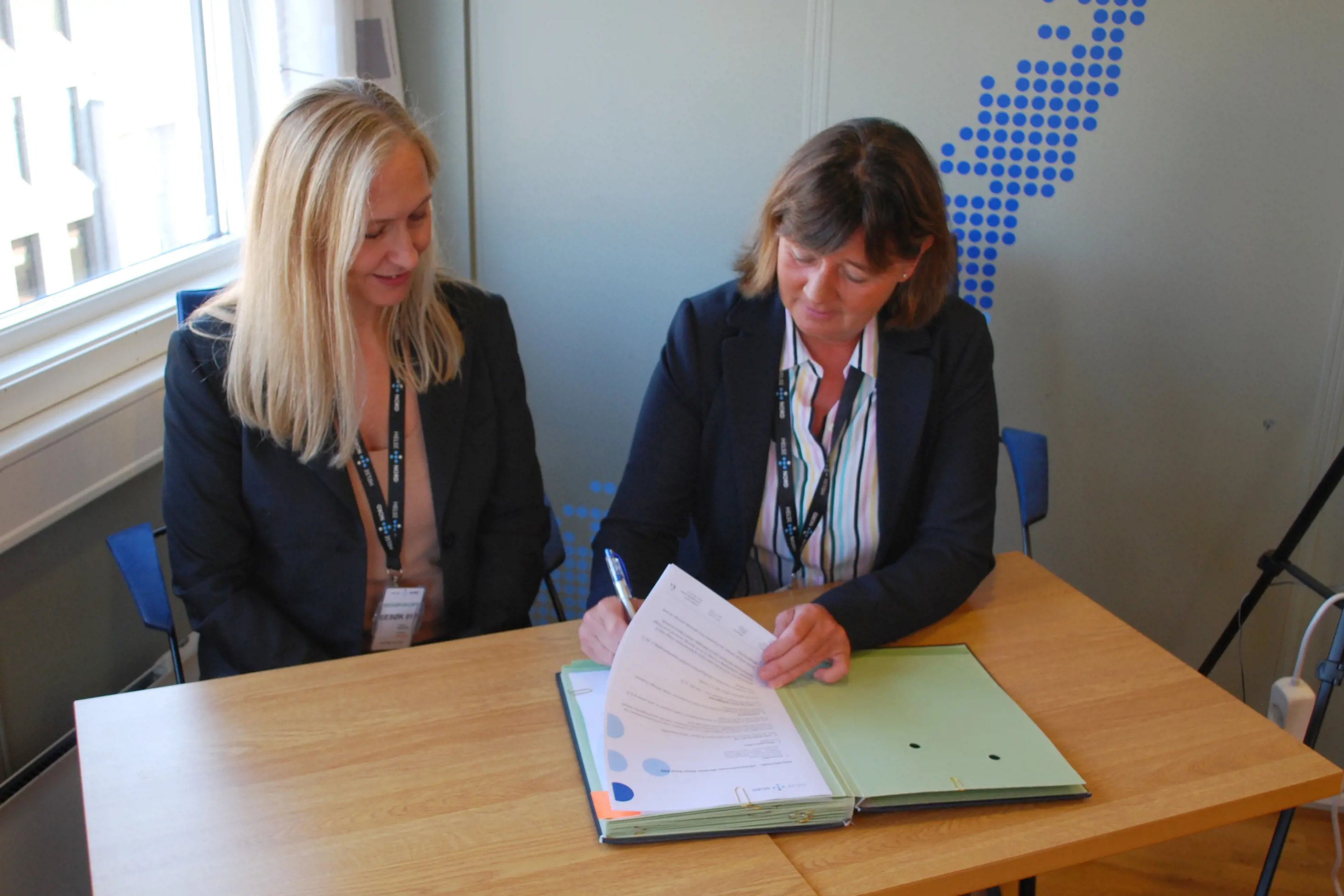 Renate Larsen og Cecilie Daae signerer arbeidsavtale
