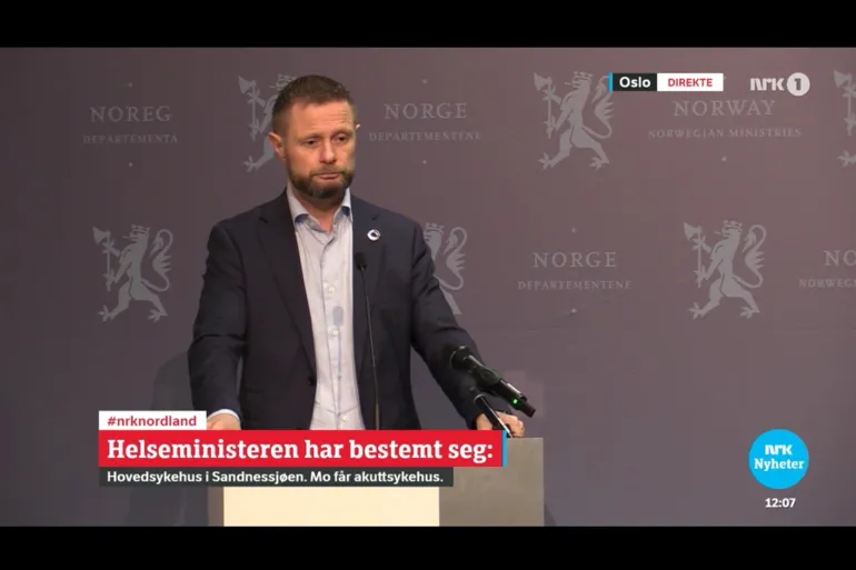 Skjermdump fra NRK Nordlands nett-tv-sending fra Høies pressekonferanse.