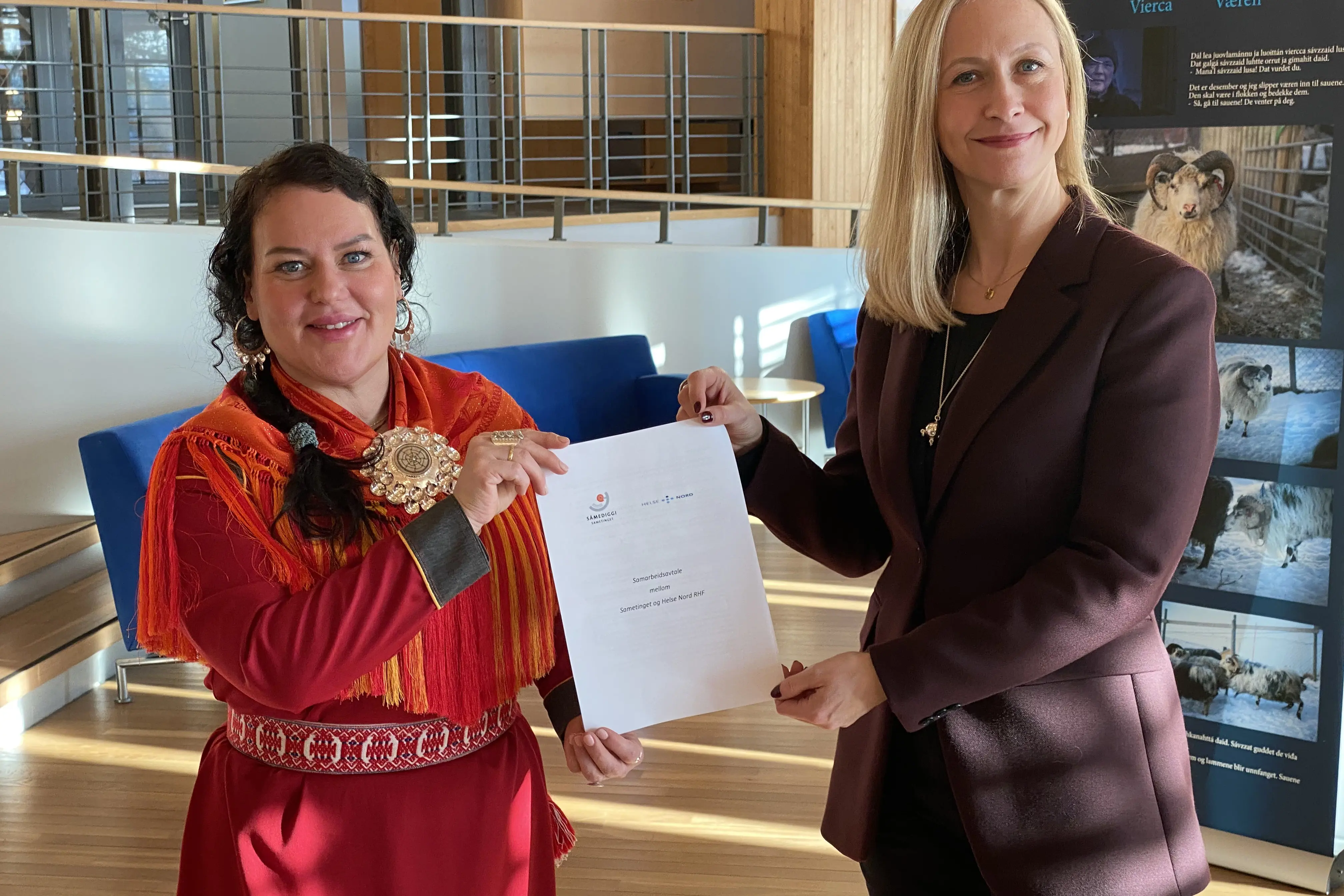 Silje Karine Muotka og Renate Larsen. Foto: Eirik Palm