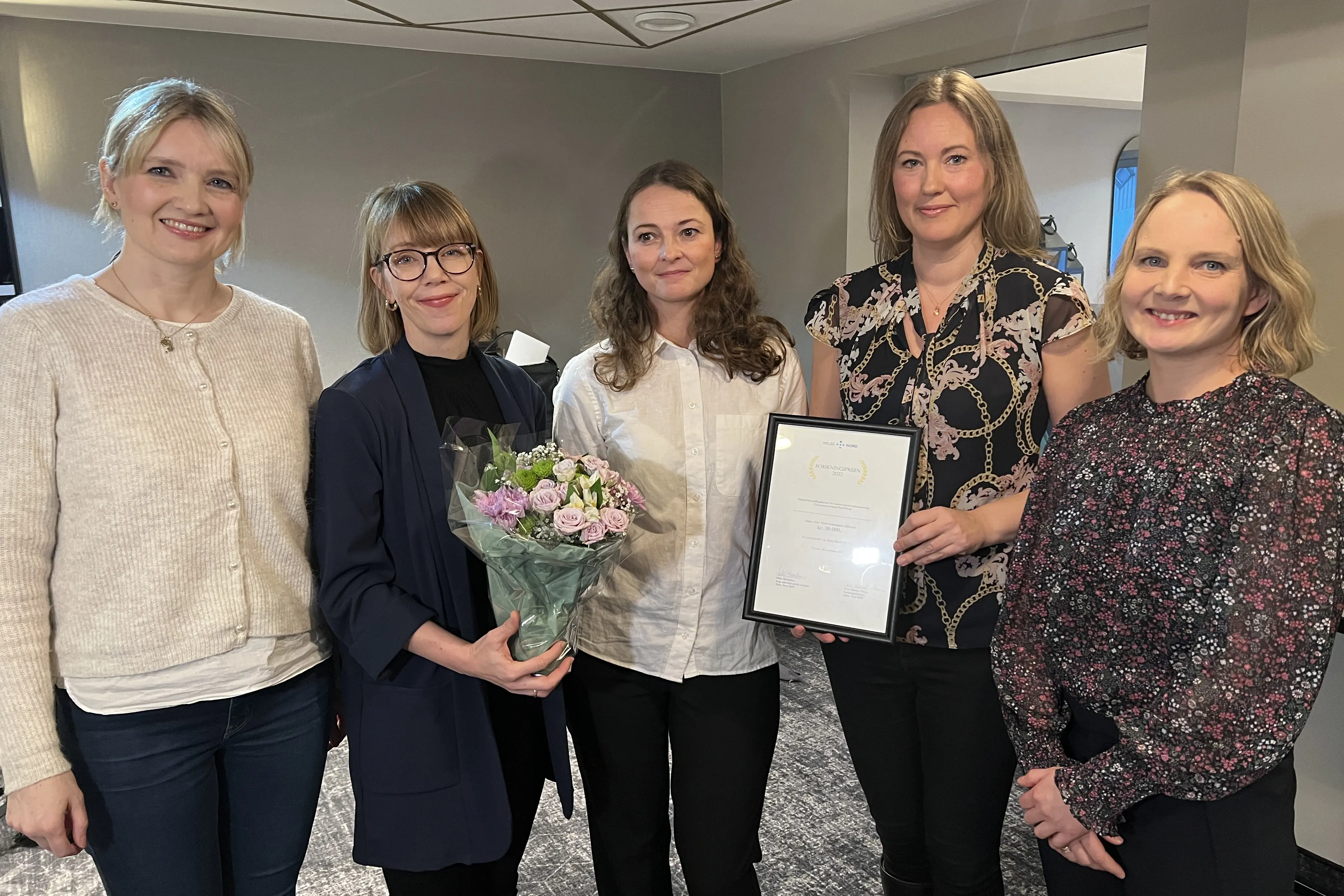 Ingvild Sørvoll, Siw Ernstsen, Ingvild Lægreid, Maria Therese Ahlen og Kjersti Horvei med det synlige beviset på at de er tildel