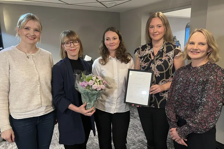 Ingvild Sørvoll, Siw Ernstsen, Ingvild Lægreid, Maria Therese Ahlen og Kjersti Horvei med det synlige beviset på at de er tildel