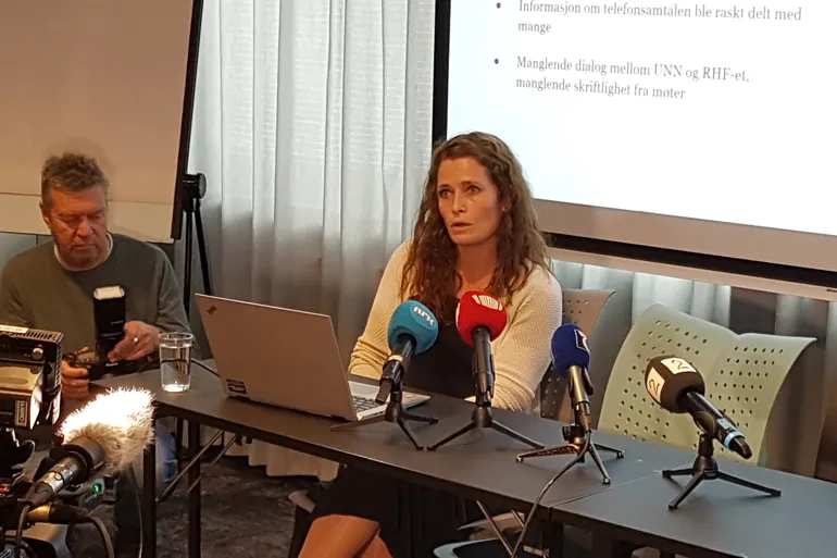 Marianne Pilgaard i PwC redegjør for rapporten for pressen