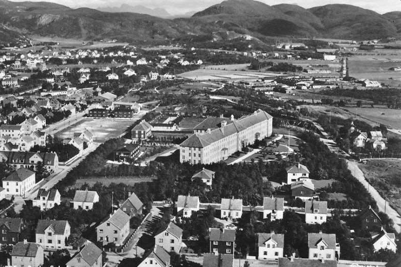 Et svart-hvitt bilde av en by