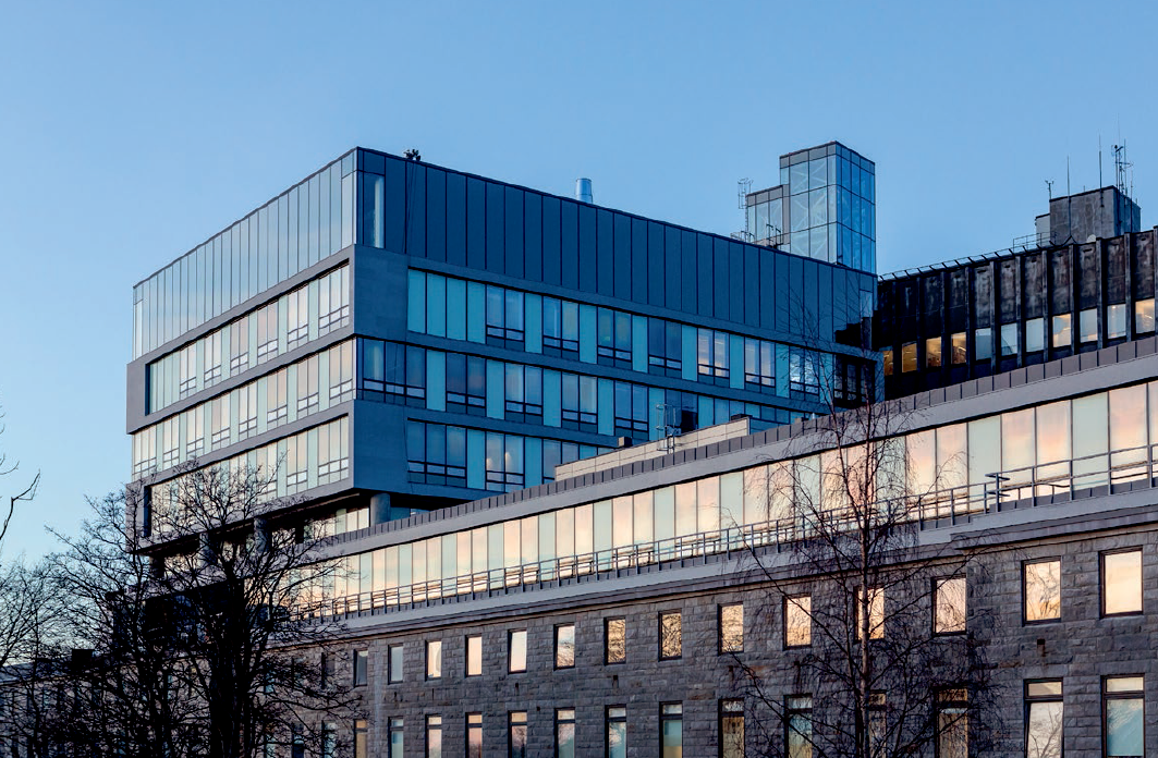 En bygning med blå himmel