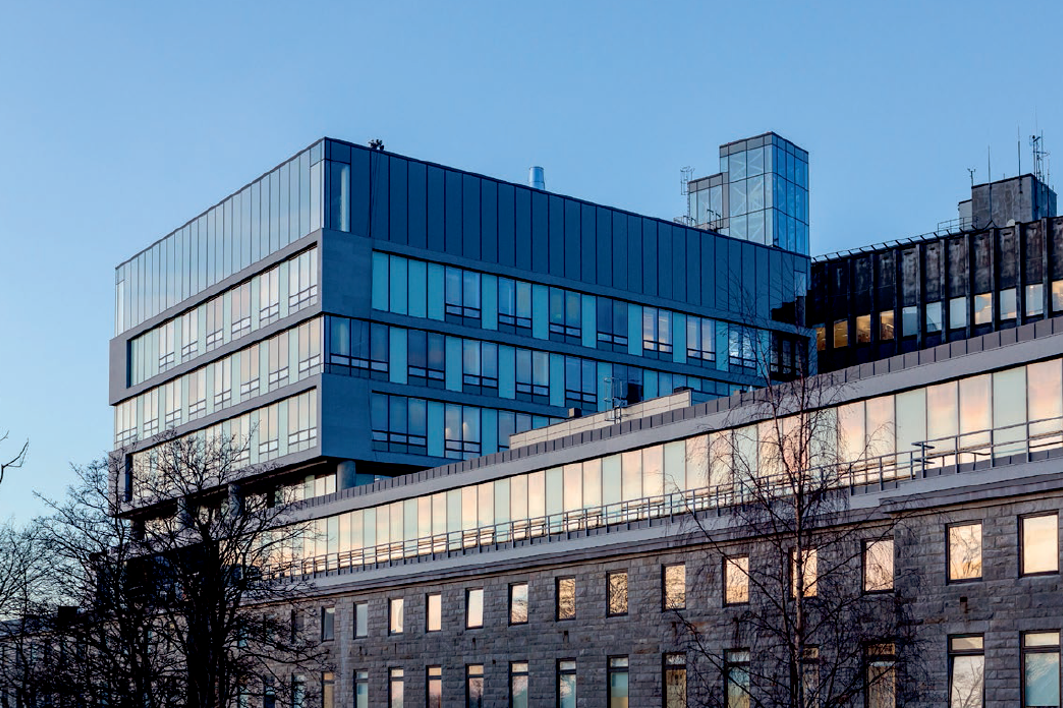 En bygning med blå himmel