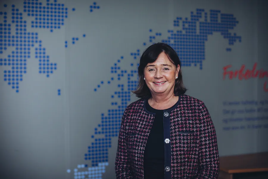 En person som står foran en tavle