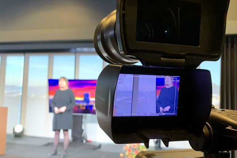 Cecilie Daae avslutter foran kamera under regional pasientsikkerhetskonferanse 2021