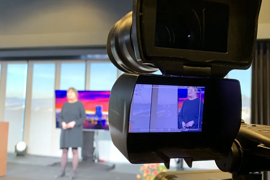 Cecilie Daae avslutter foran kamera under regional pasientsikkerhetskonferanse 2021