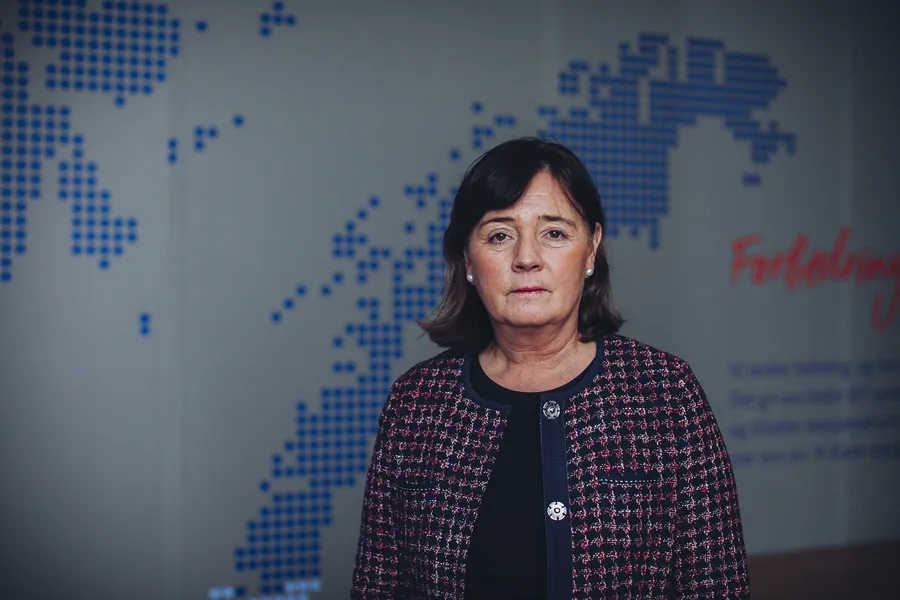 En mann som står foran en tavle