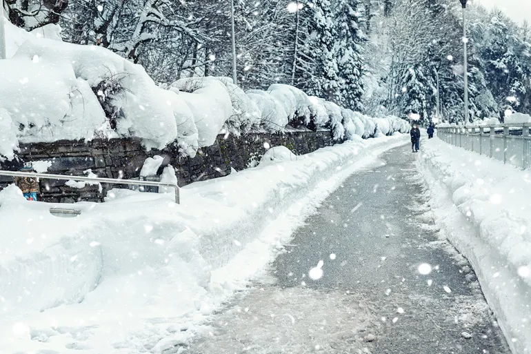 En vei med snø på siden
