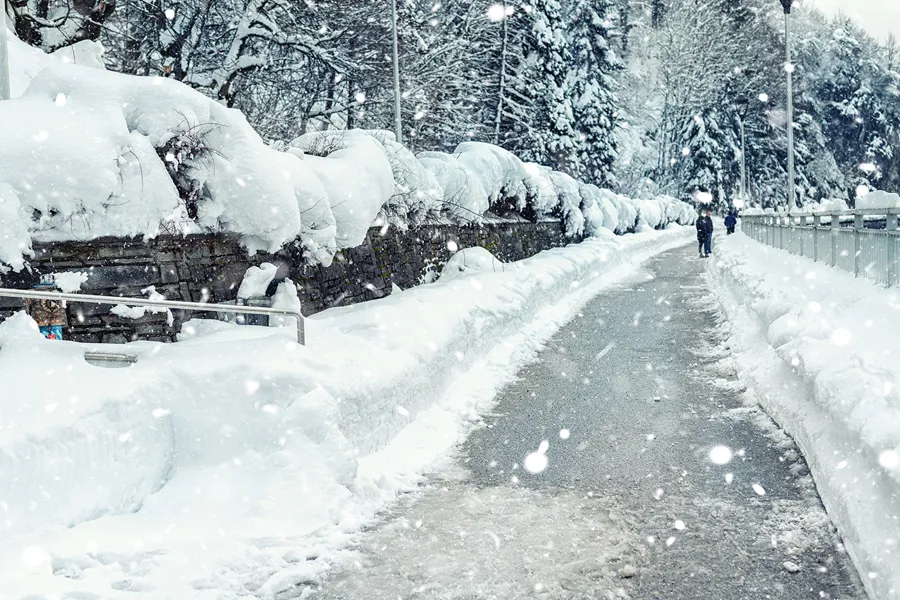 En vei med snø på siden