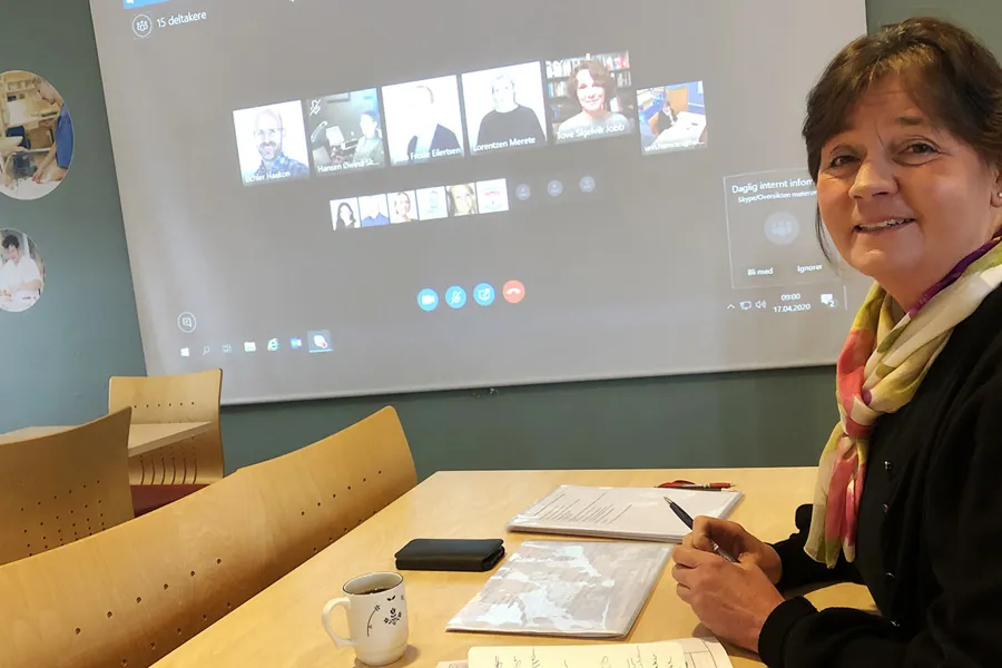 En person som sitter ved et bord