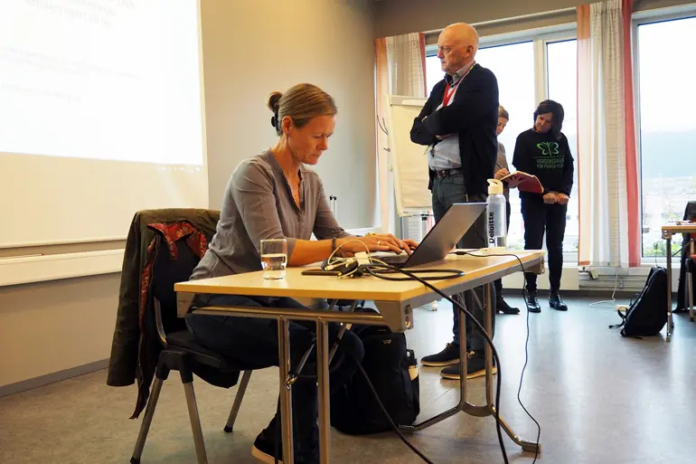 Hanne Frøyshov, avdelingsleder medisinsk avdeling Harstad, jobber med formuleringer sammen med Kristian Fanghol. I bakgrunnen er
