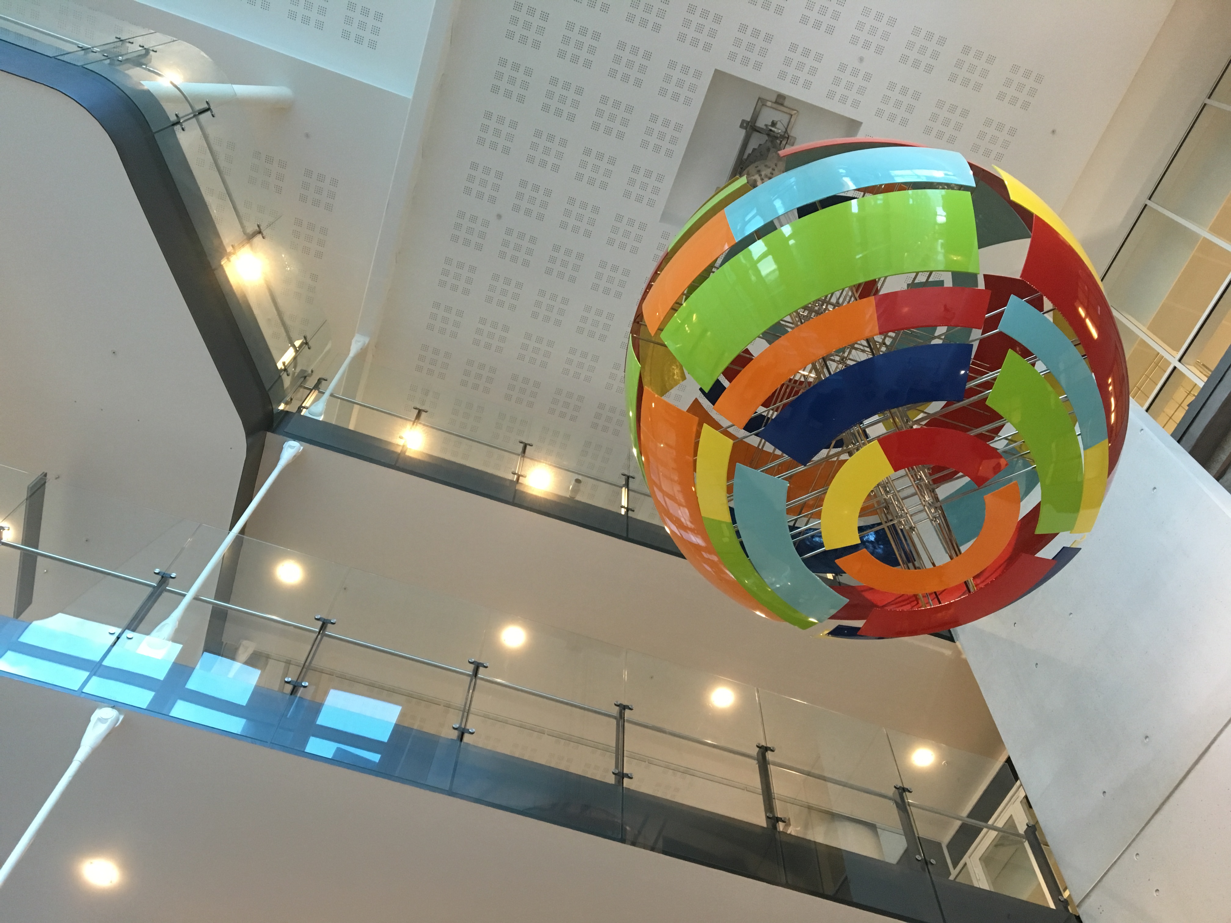 En stor fargerik ball