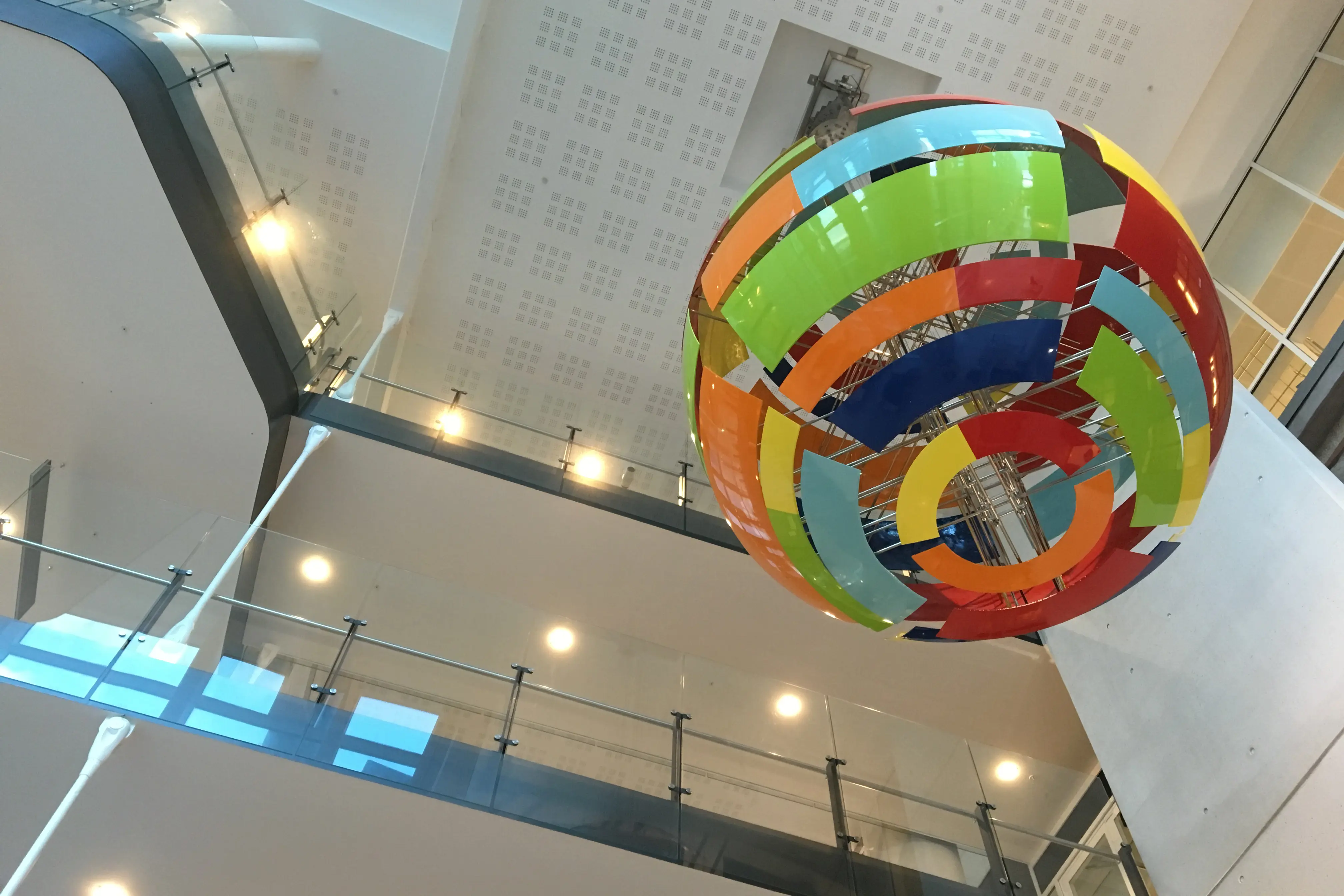 En stor fargerik ball