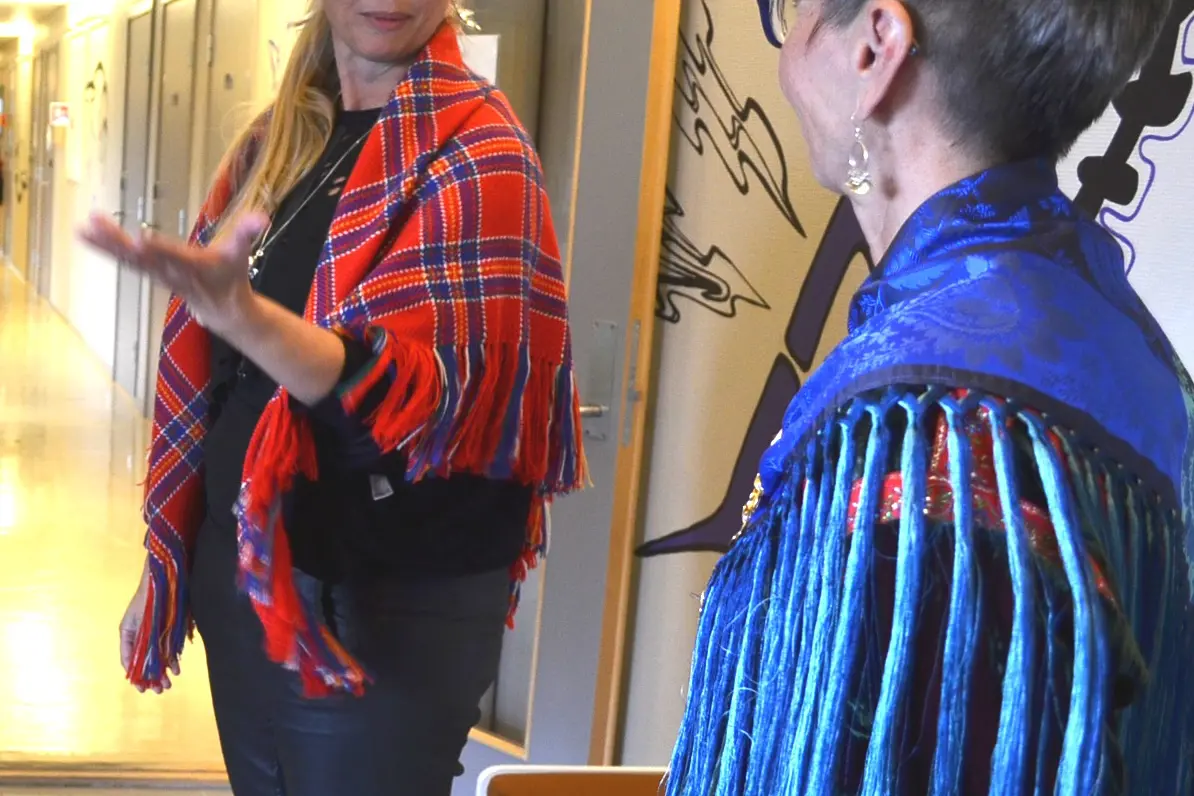 En kvinne som ser på en mann