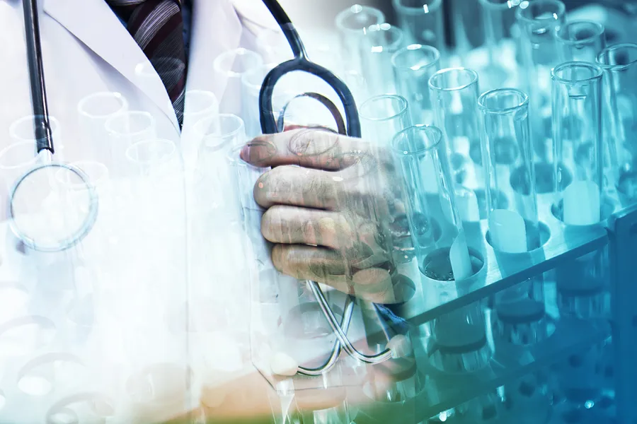 En hånd som holder en pose med vann