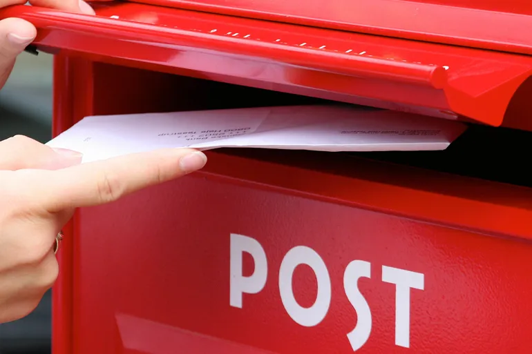 Brev på vei i postkasse